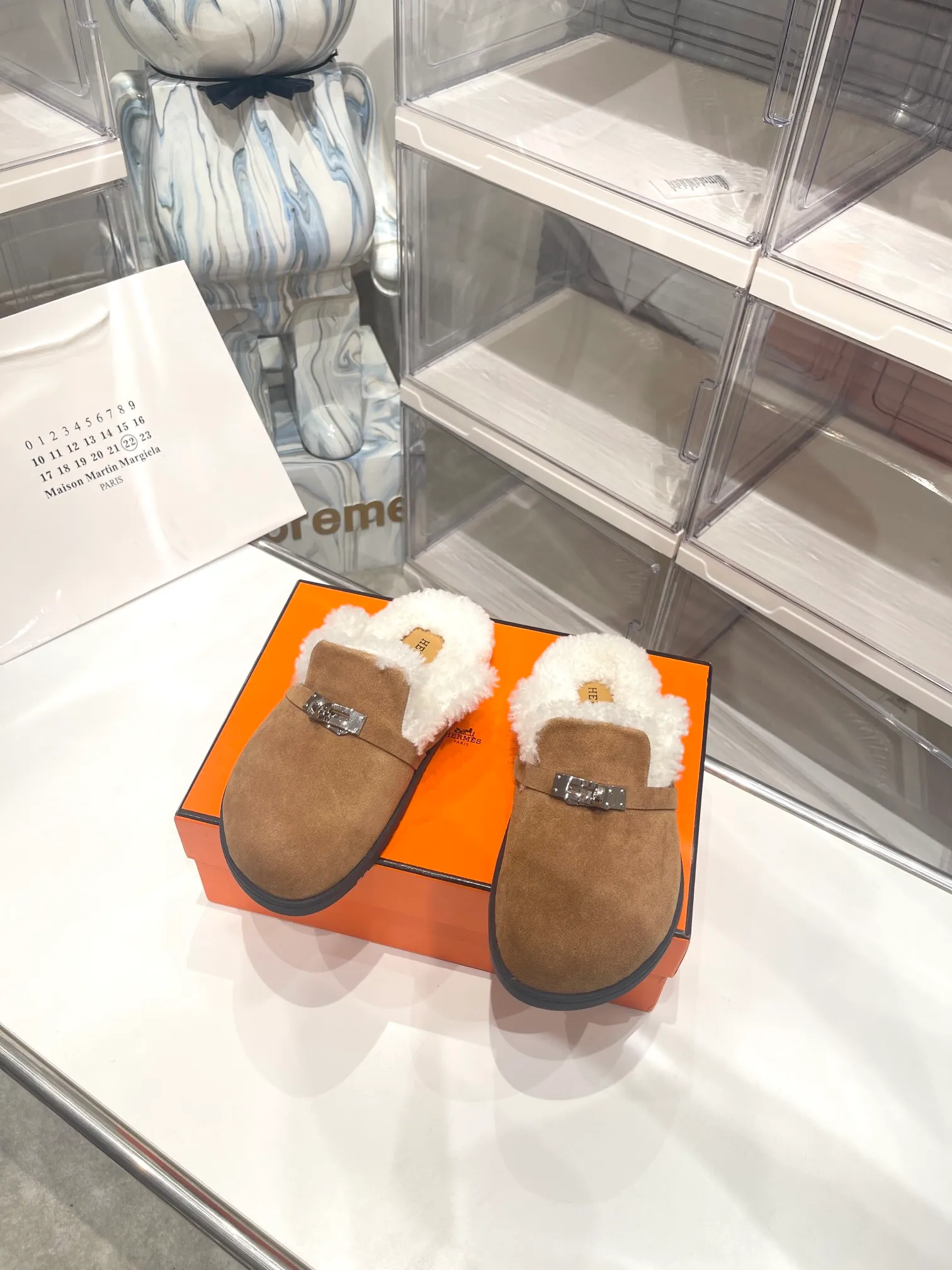 【HERMESG】Furry mop P: 580💰 ●Number of sizes: Men 39-44 (45 custom-made) Women 35-40 (41.42 custom-made) HERMES Hermès cute half-movers.  Classic family language design! It looks good no matter how you match it! Casual and high-end feeling, the comfort is also great, paired with various colorful socks, it has a trendy high-end feel. The top version is made of high-quality real wool ●Upper: imported cow suede ●Inner: imported sheepskin one piece ●Foot: imported mixed sheepskin ●Outsole: Tpu non-slip and wear-resistant outsole.